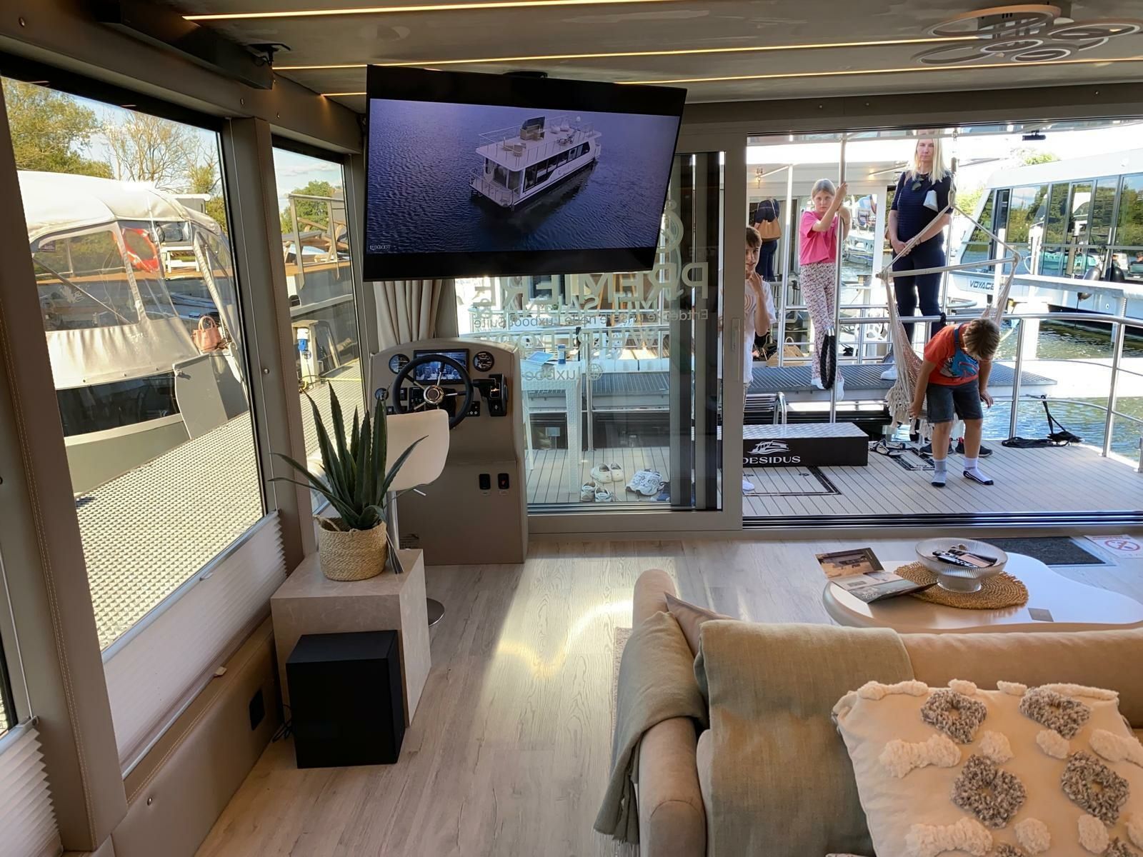 Houseboat Luxboot | Lake Suite