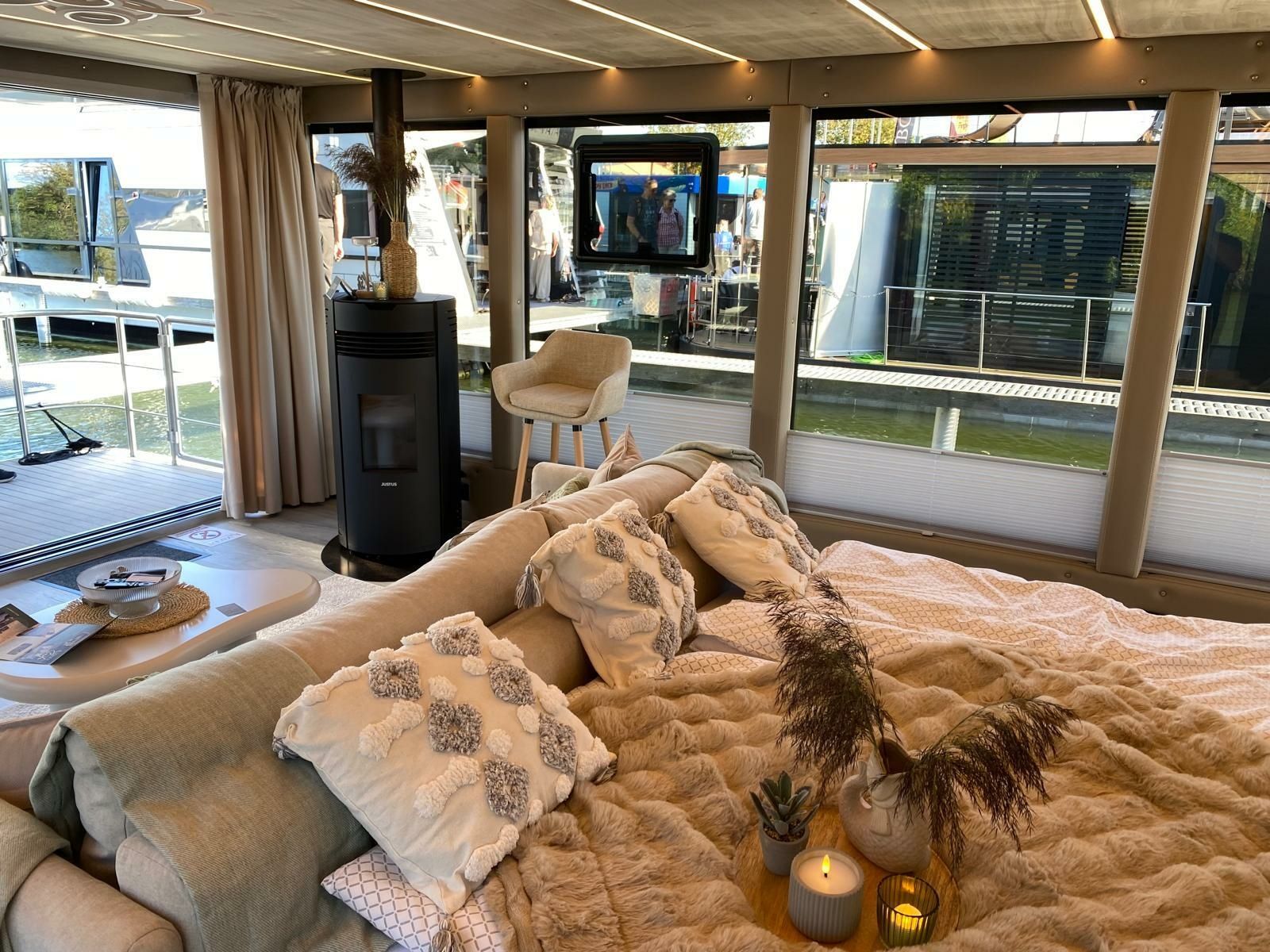 Houseboat Luxboot | Lake Suite