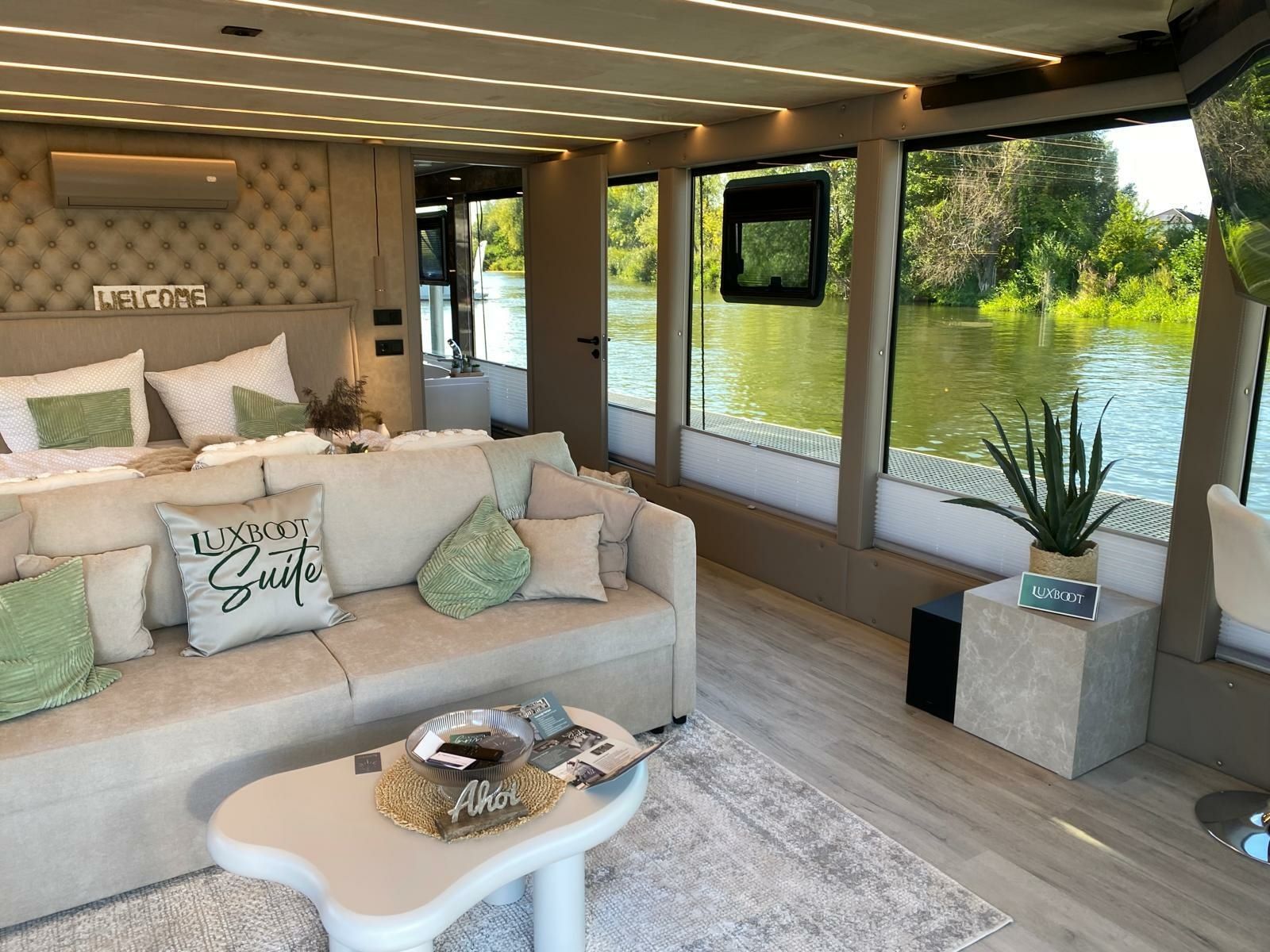 Houseboat Luxboot | Lake Suite
