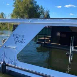 Houseboat Luxboot | Lake Suite