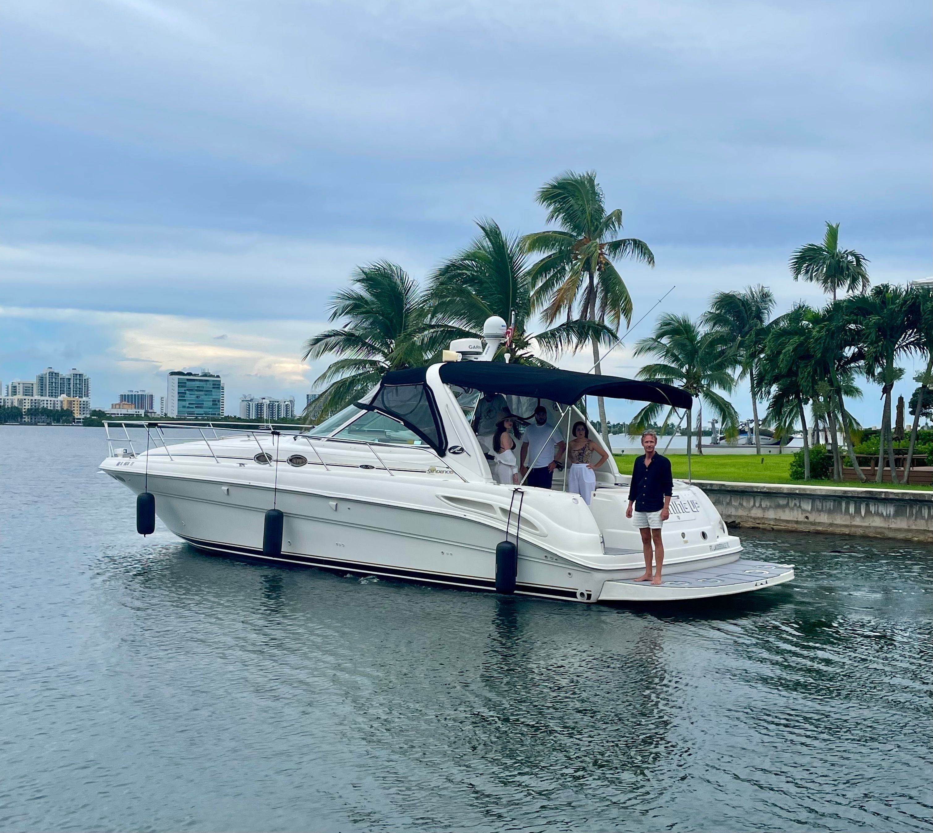 Sea Ray 410 Sundancer | Cleaning up