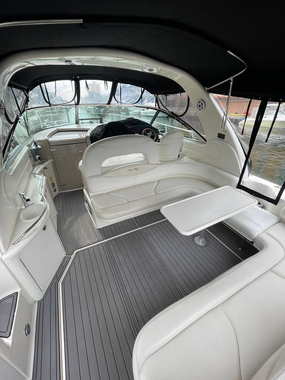 Sea Ray 410 Sundancer | Cleaning up