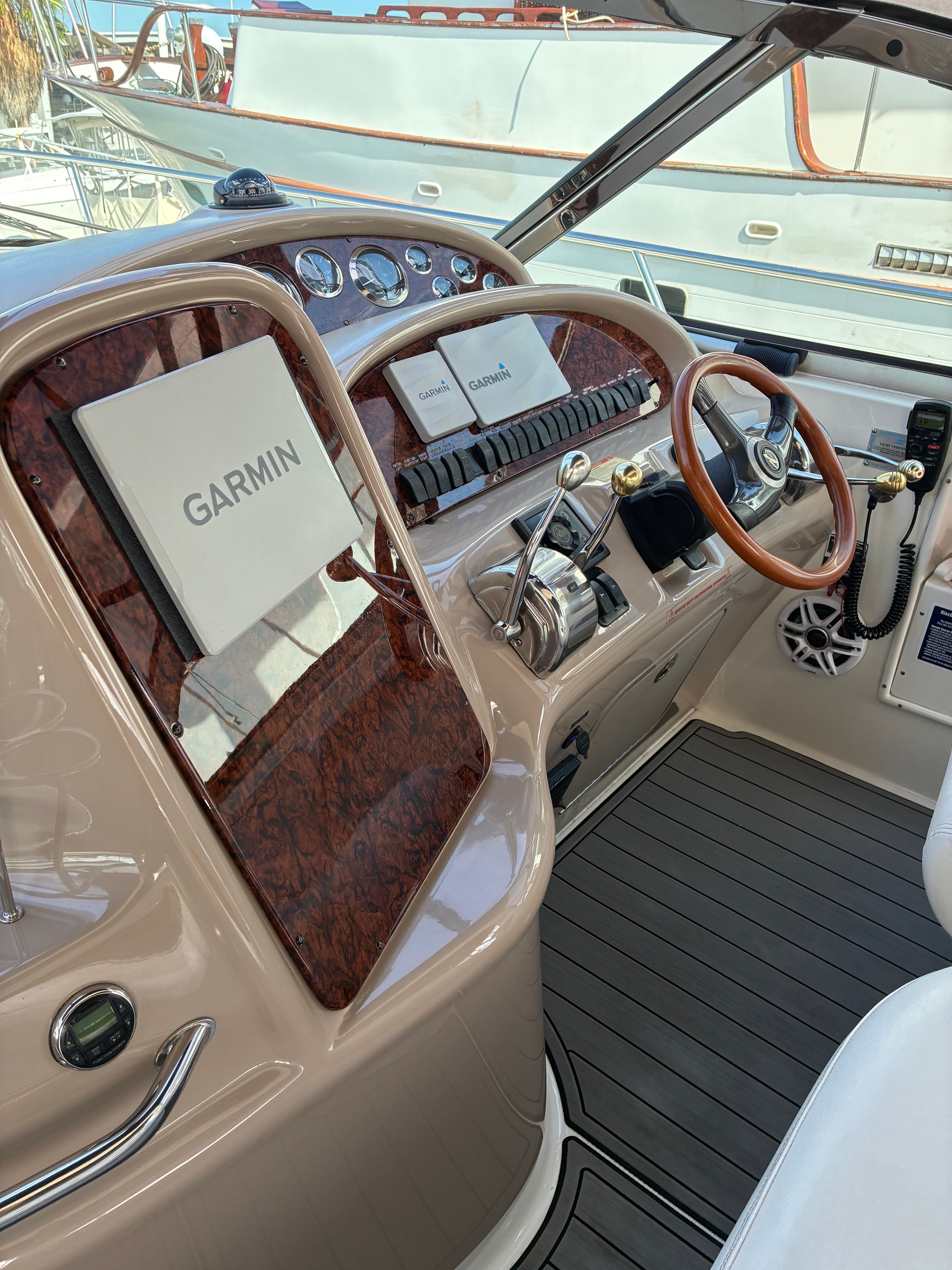 Sea Ray 410 Sundancer | Cleaning up