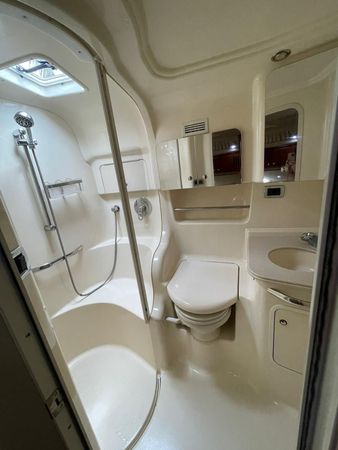 Sea Ray 410 Sundancer | Cleaning up