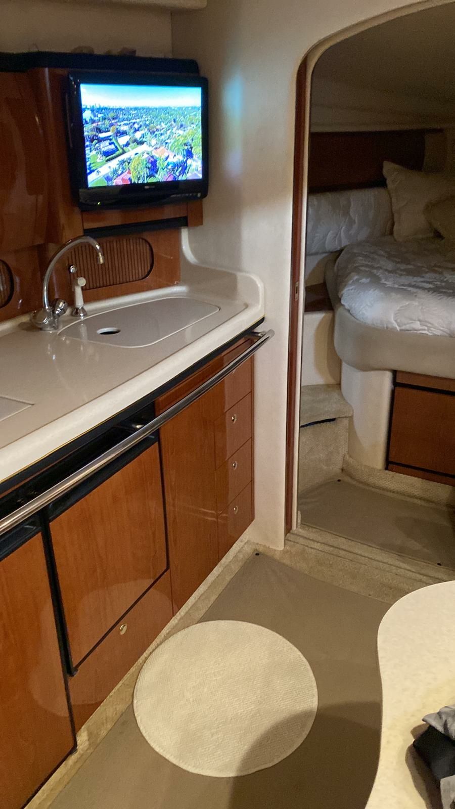 Sea Ray 410 Sundancer | Cleaning up