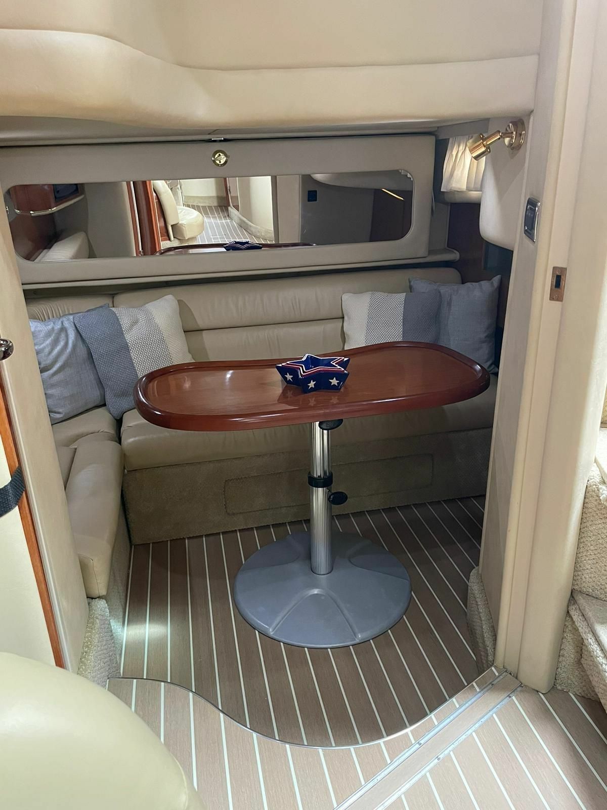 Sea Ray 410 Sundancer | Cleaning up