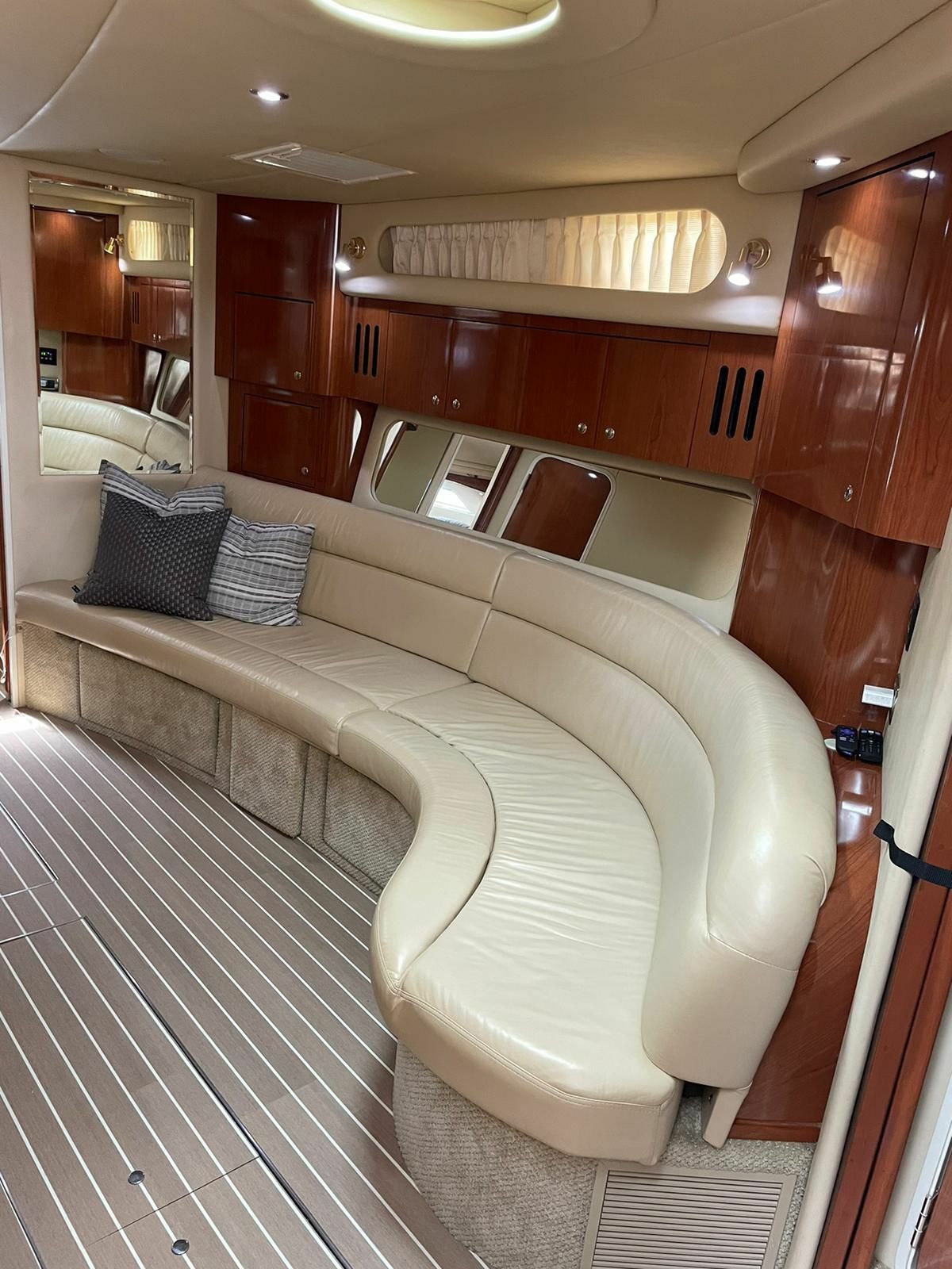 Sea Ray 410 Sundancer | Cleaning up