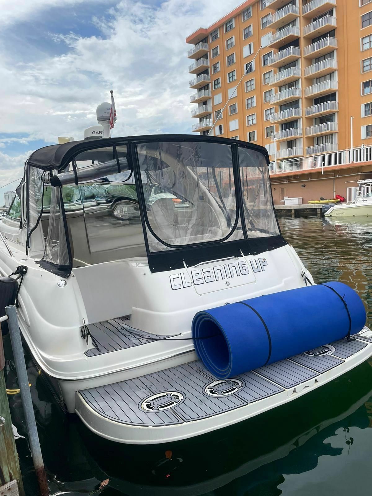 Sea Ray 410 Sundancer | Cleaning up