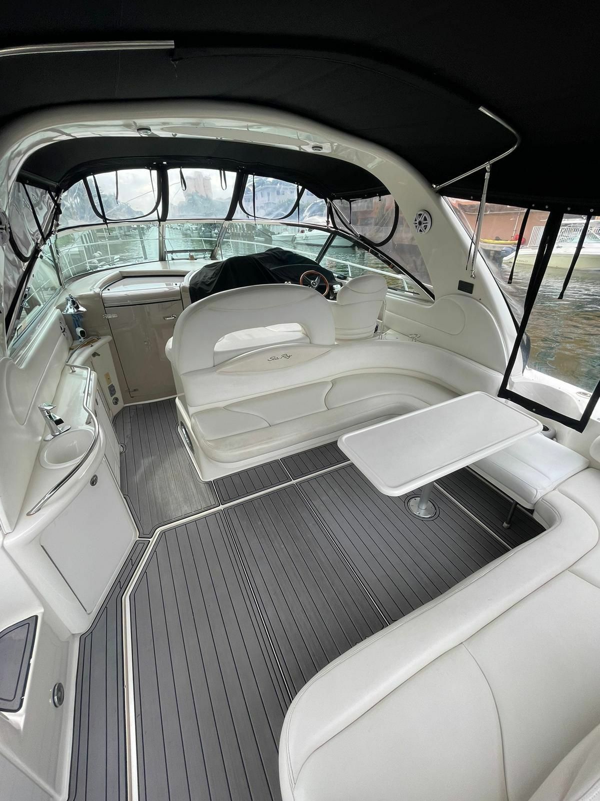 Sea Ray 410 Sundancer | Cleaning up