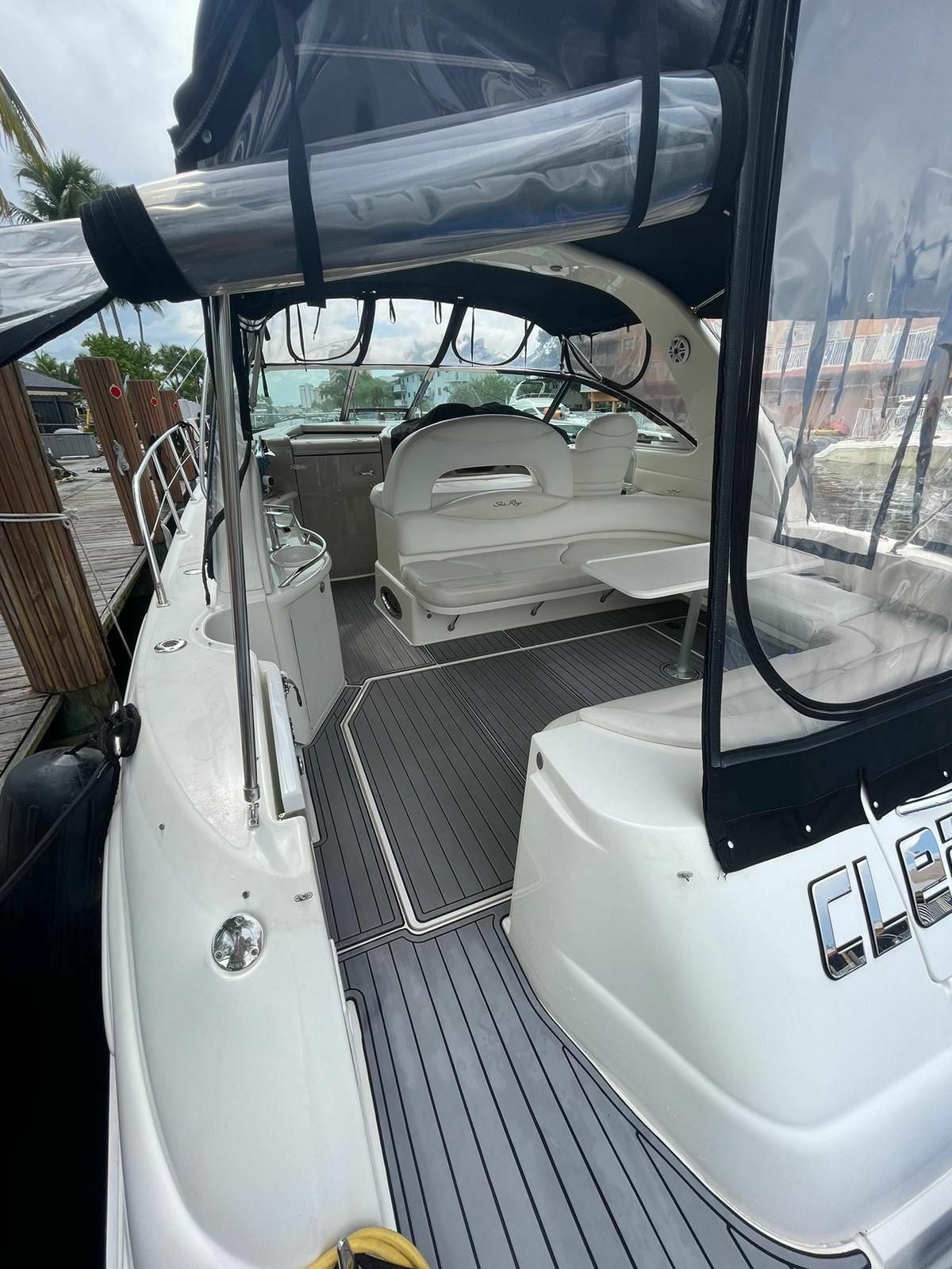 Sea Ray 410 Sundancer | Cleaning up