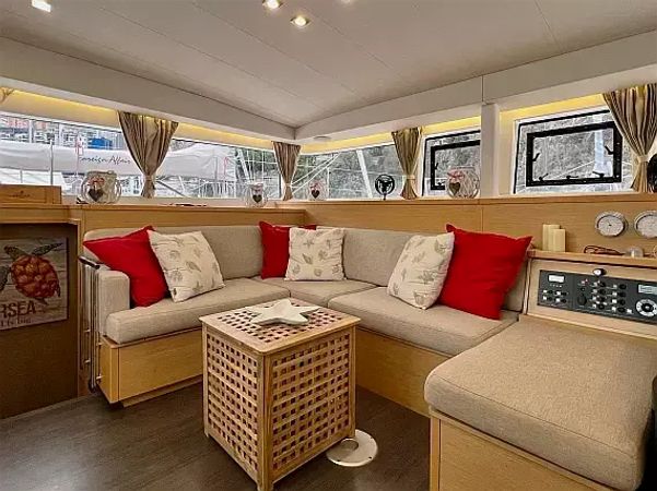 Lagoon 400 S2 | Red Sail