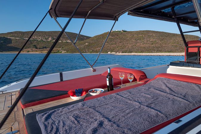 Technohull Omega 41 | Nisos 2