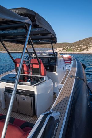 Technohull Omega 41 | Nisos 2