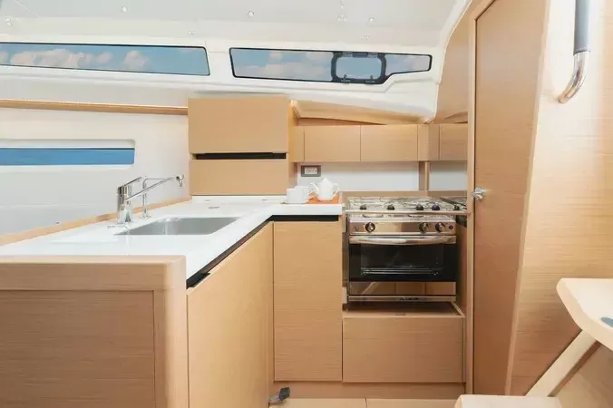 Jeanneau Sun Odyssey 350 | Strike