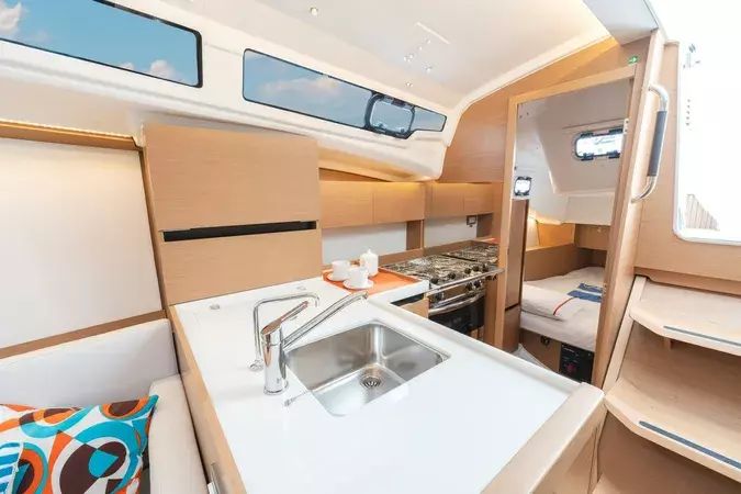 Jeanneau Sun Odyssey 350 | Strike