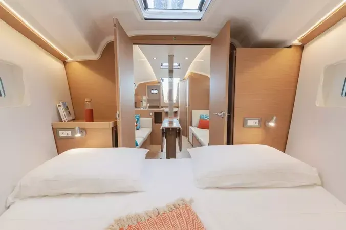 Jeanneau Sun Odyssey 350 | Strike