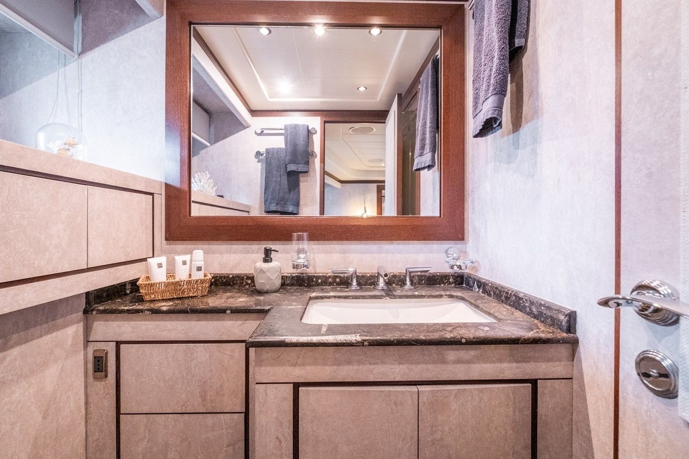 Mangusta 92 | Five Stars