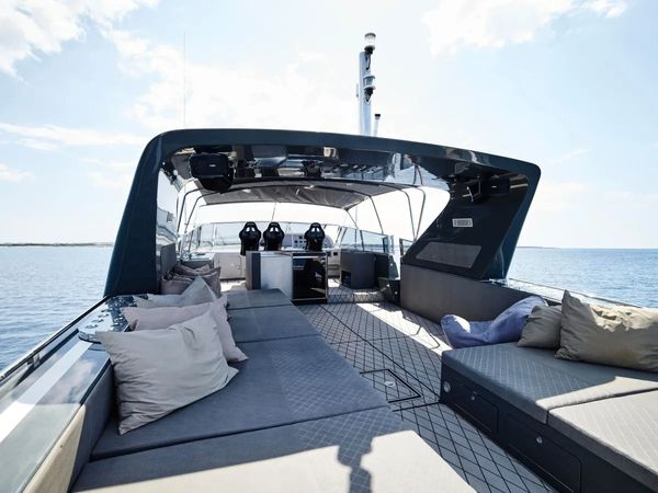 Mangusta 80 | Happy Hour