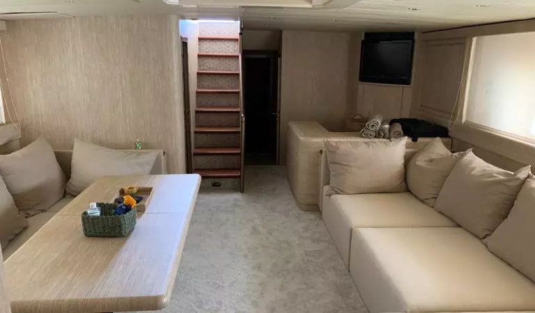 Mangusta 80 | Happy Hour