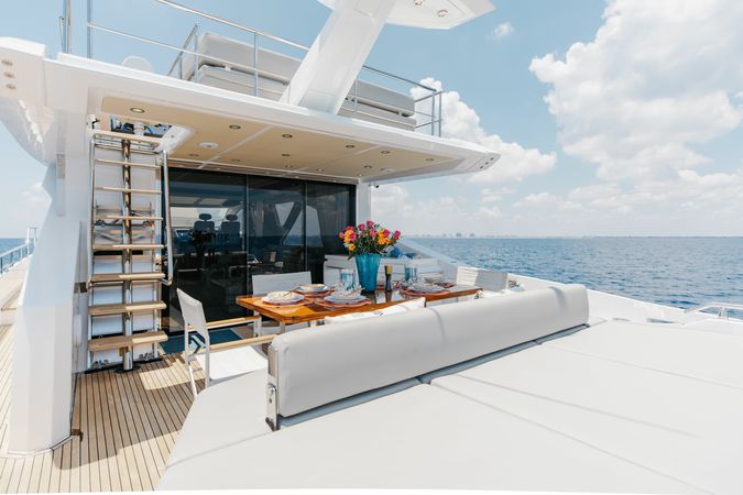 Azimut 77S | High Maintenance