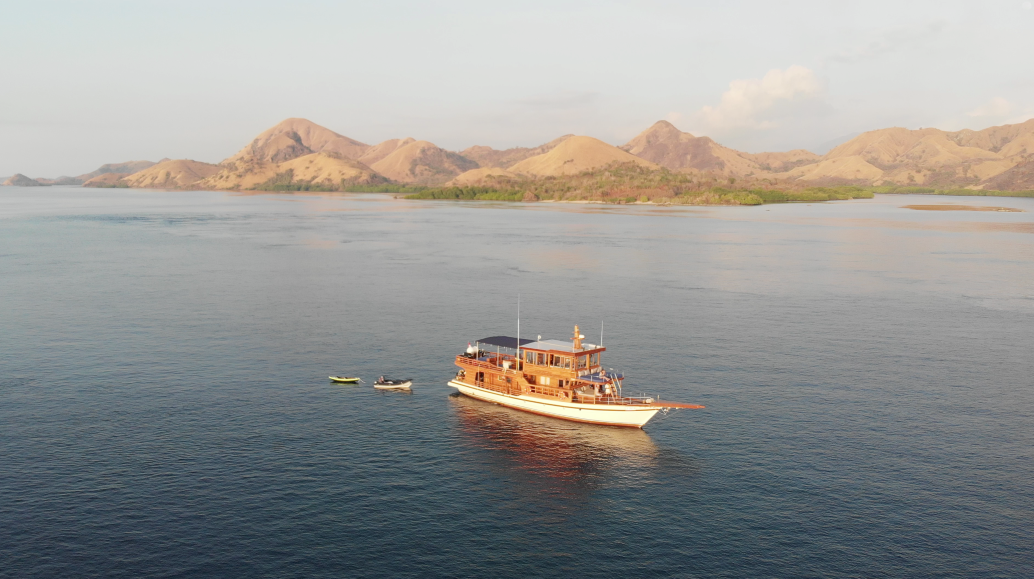 Custom Built Phinisi | La Unua