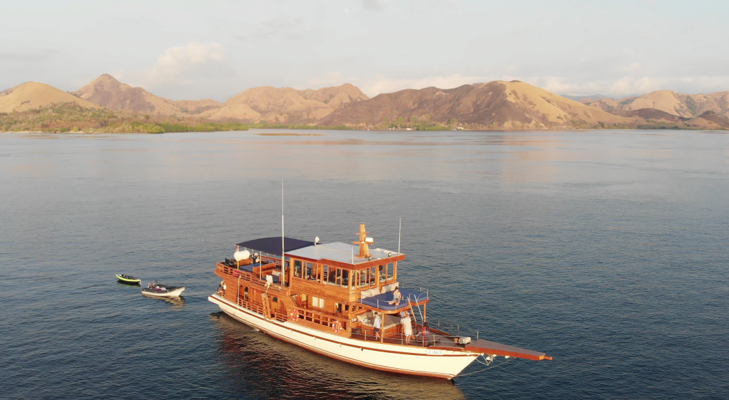 Custom Built Phinisi | La Unua