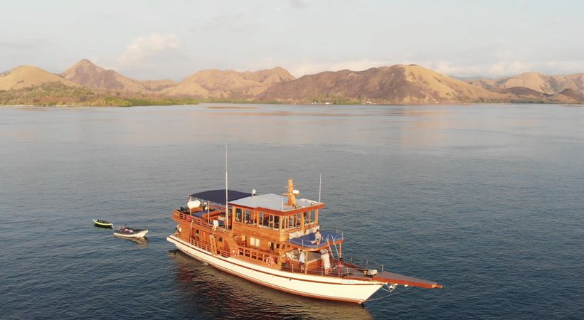 Custom Built Phinisi | La Unua