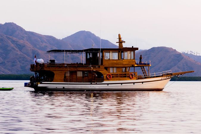 Custom Built Phinisi | La Unua