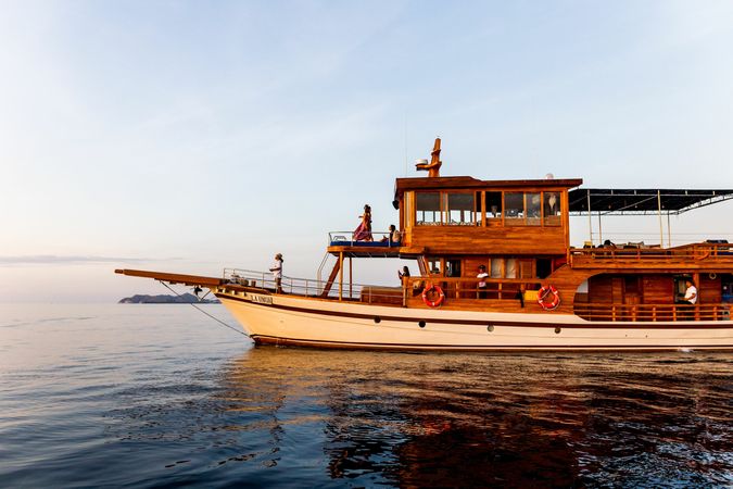 Custom Built Phinisi | La Unua