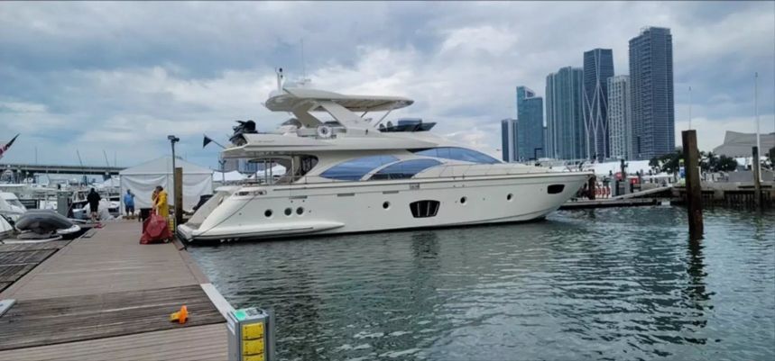 Azimut 75 | Thinks It's His Too