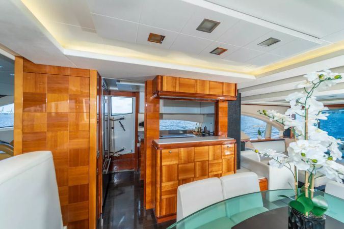 Azimut 75 | Thinks It's His Too