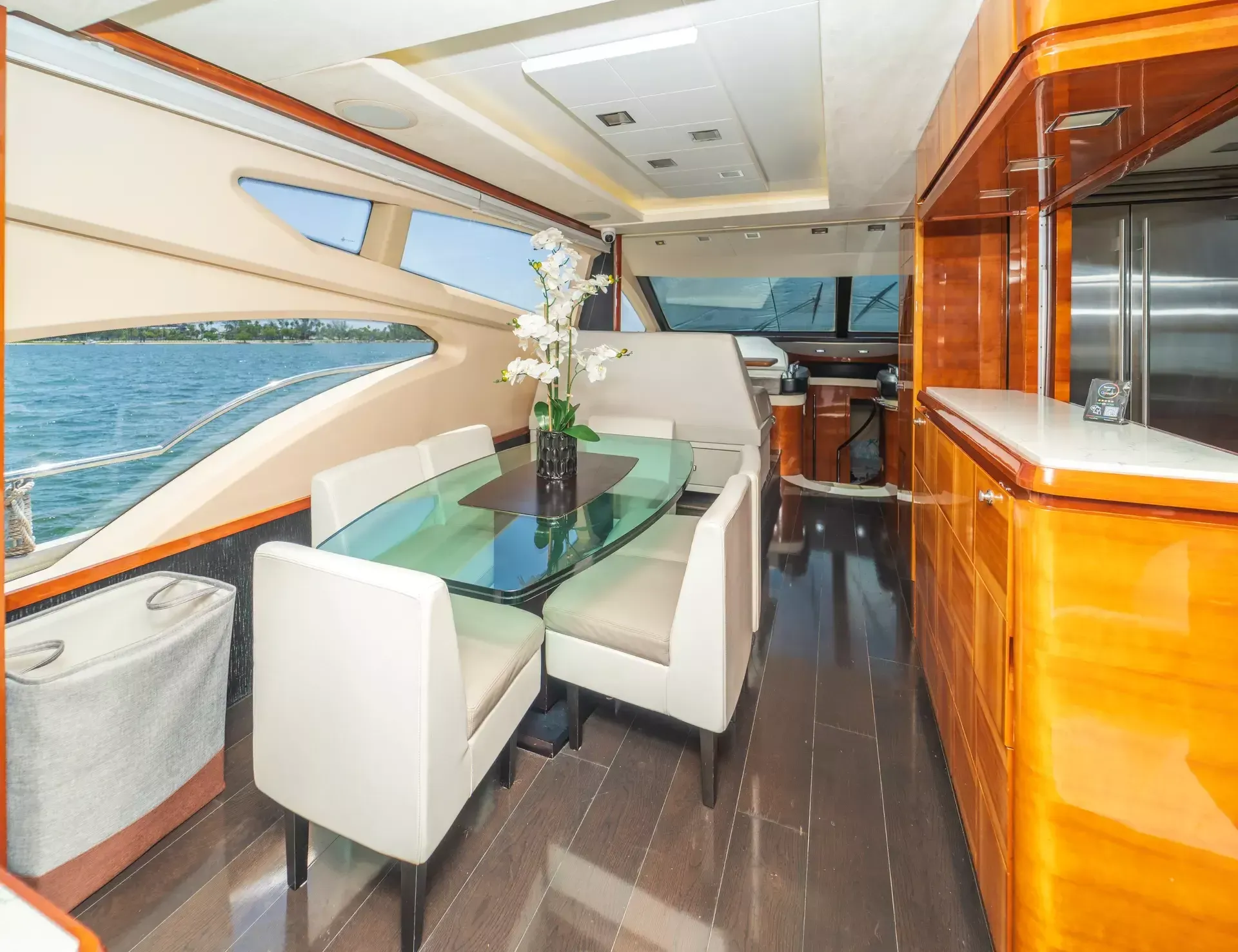 Azimut 75 | Thinks It's His Too