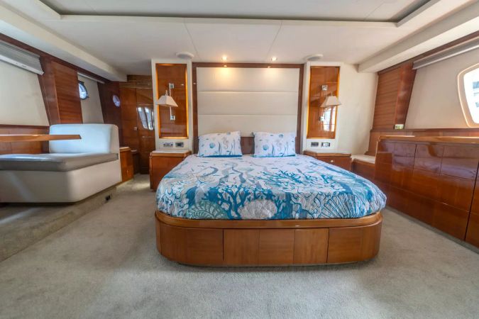 Azimut 75 | Thinks It's His Too