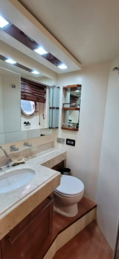 Azimut 75 | Thinks It's His Too