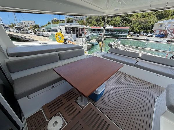 Lagoon 43 | Har Bar