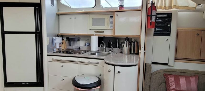 Bayliner Avanti 4085 Express | Yalla Habibi