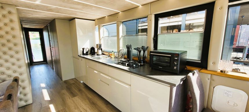 Inter Corpora Demeter 122 | Niki