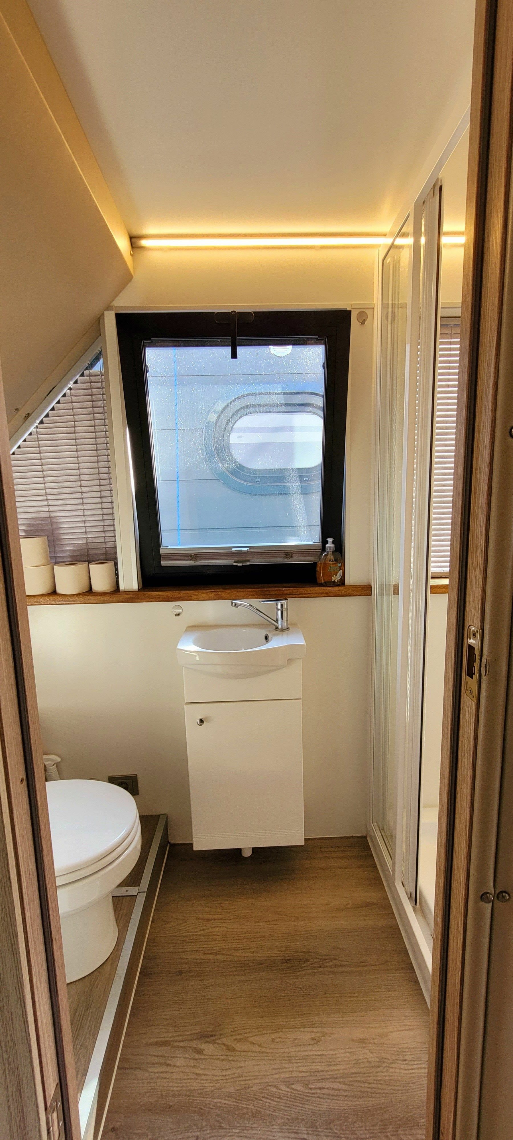 Inter Corpora Demeter 122 | Niki