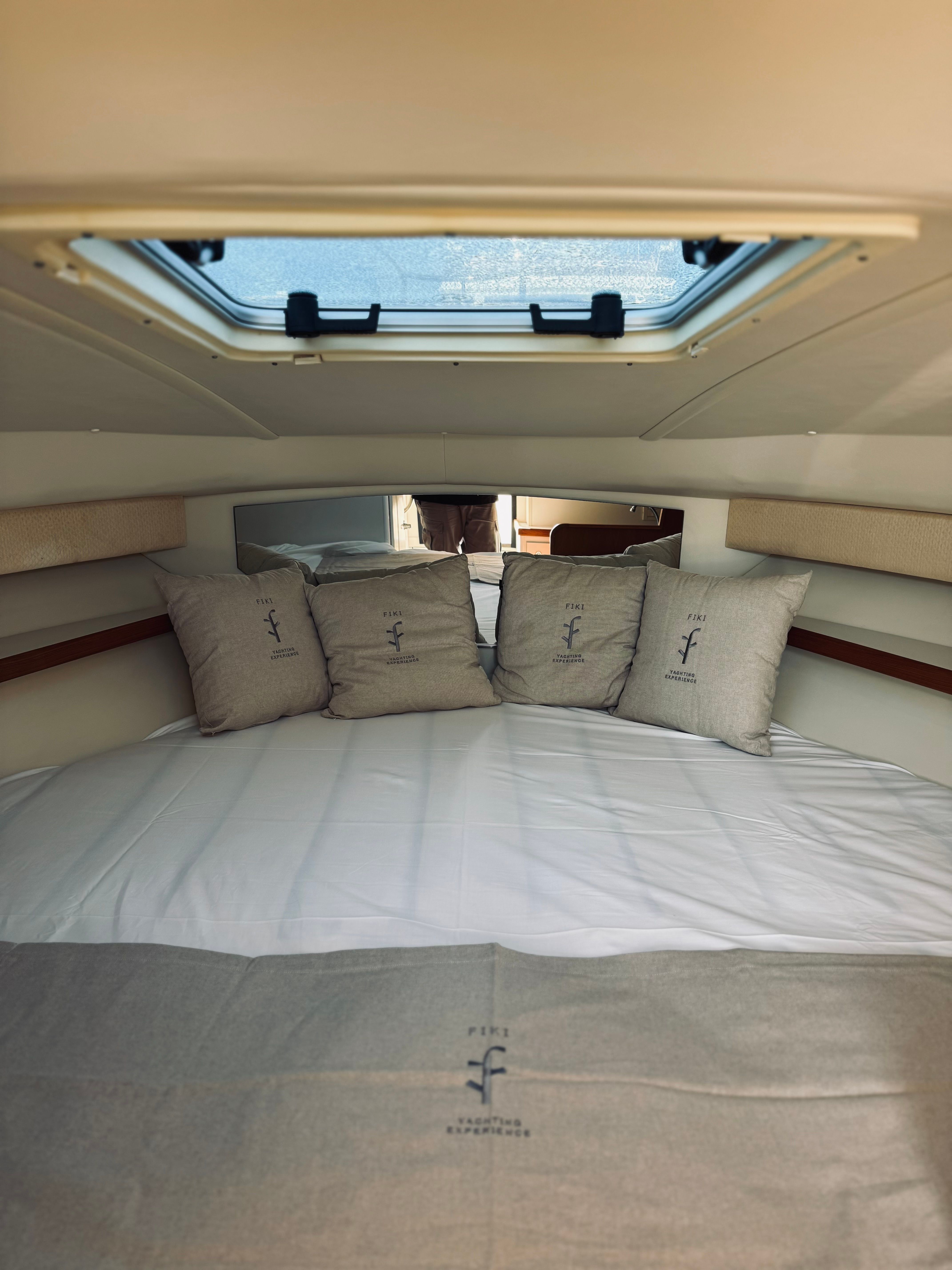 Tiara 2900 Coronet | Fiki