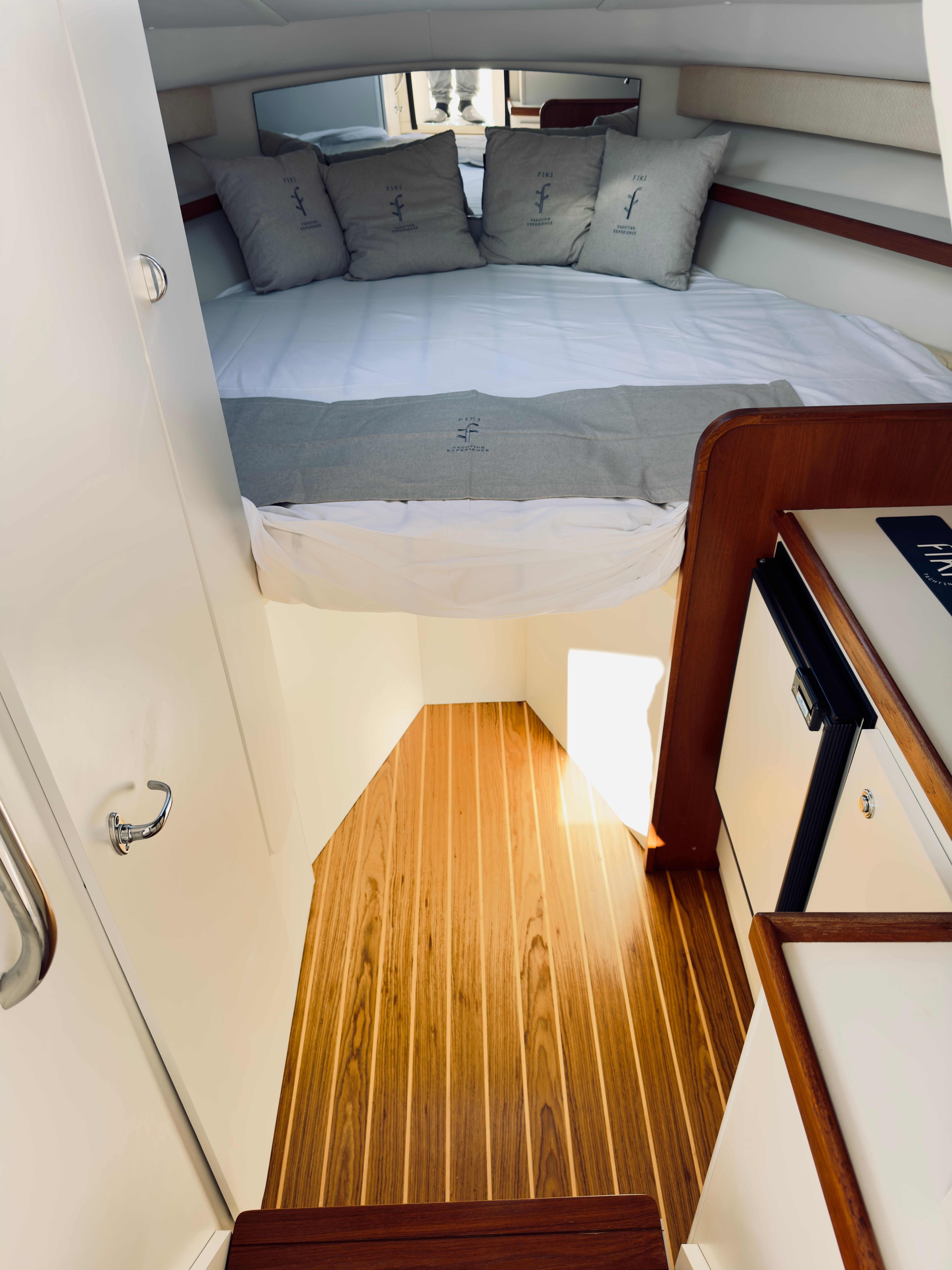 Tiara 2900 Coronet | Fiki