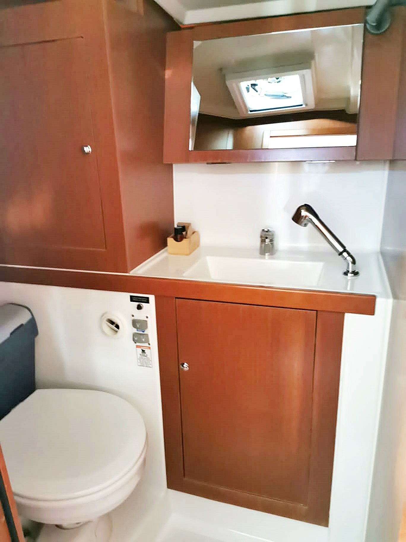 Beneteau Oceanis 41.1 | Office 2