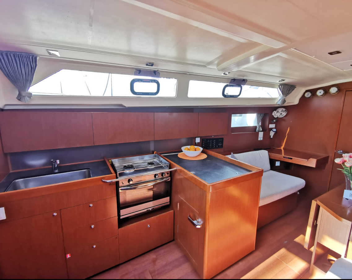 Beneteau Oceanis 41.1 | Office 2