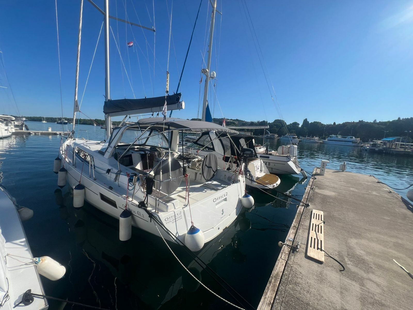 Beneteau Oceanis 41.1 | Office 2