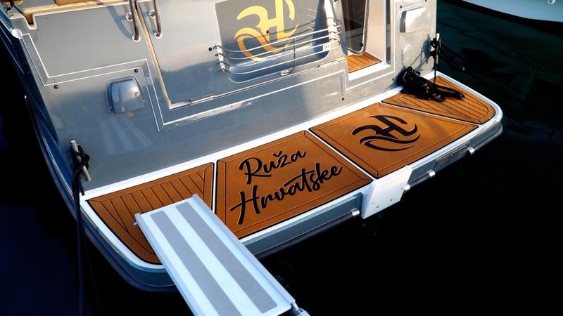 Delphia Escape 1100S | Ruza Hrvatske