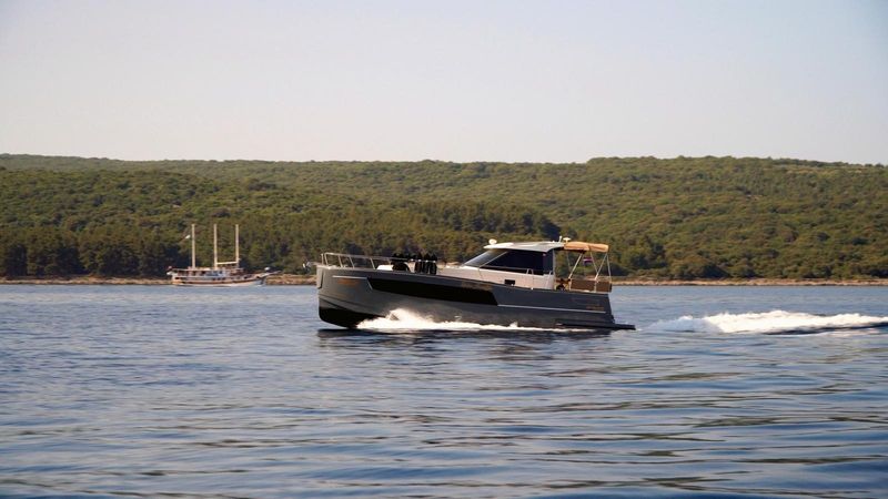 Delphia Escape 1100S | Ruza Hrvatske