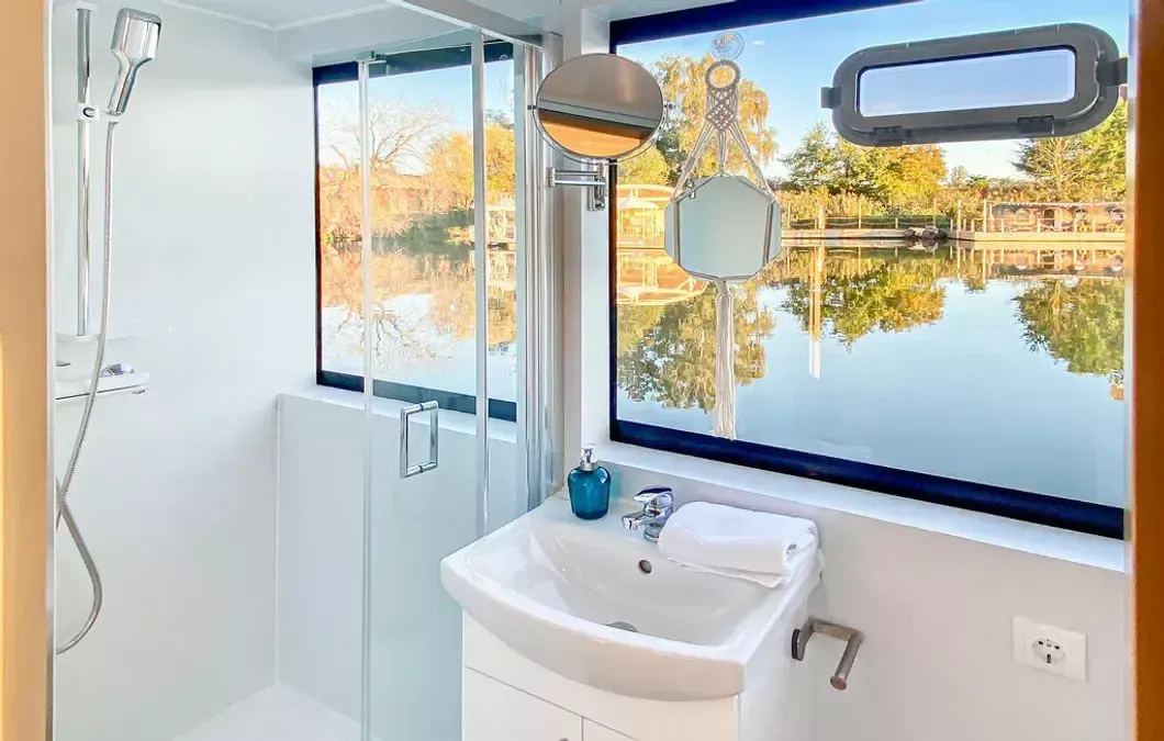 Houseboat Luxboot | Three