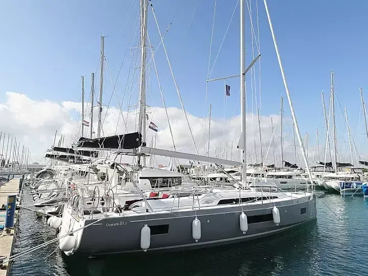 Beneteau Oceanis 51.1 | Grey Goose