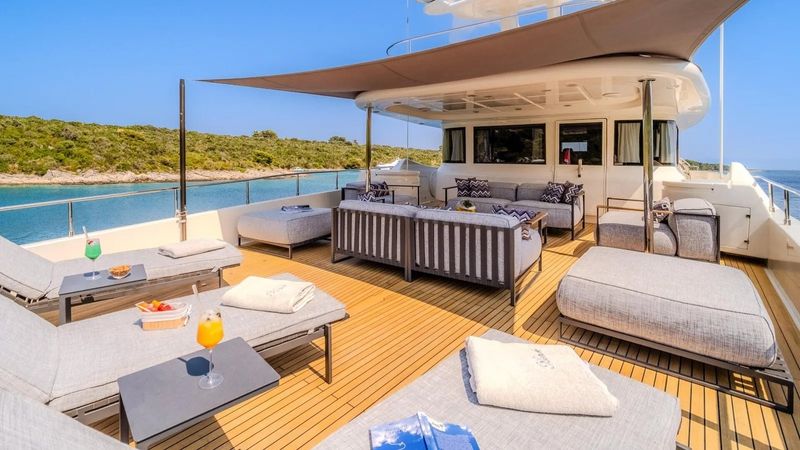 Ferretti Custom Line | Klobuk