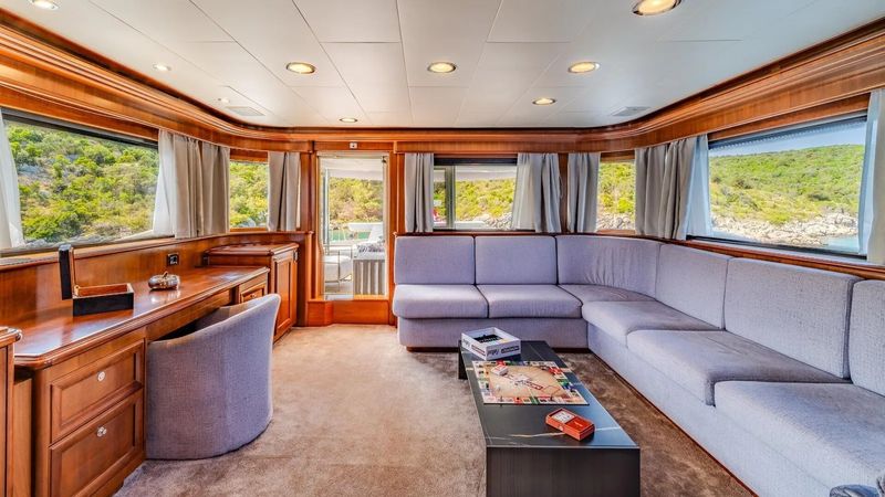 Ferretti Custom Line | Klobuk