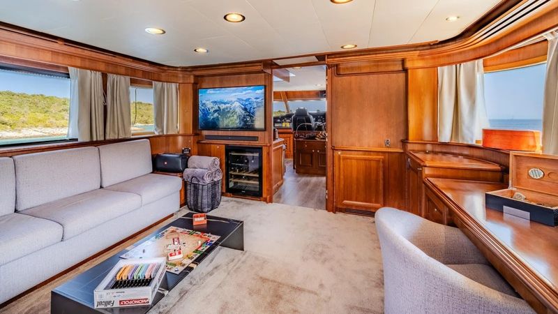 Ferretti Custom Line | Klobuk